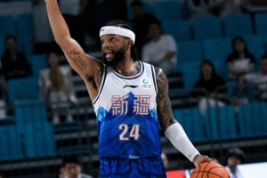 能攻能组织!新疆外援辛普森16中9拿下24分4板11助1断