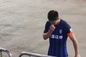 武汉三镇接近降级!贺惯哽咽喊话:留下来的兄弟们一定会打回来