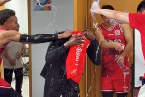主场开门红!主教练帕金斯龙狮执教生涯首战即胜利!