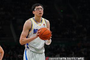 打得不够硬啊!周琦半场8中2低效拿到6分7板2帽 4前场板
