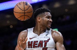 拼尽全力!字母哥首秀19中13空砍35分6板 罚球14中9