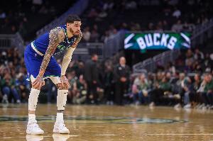 进攻掌舵人!鲍尔森林狼首秀 上半场三分8中4砍下16分4助攻