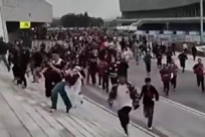 太难受了!提前离场的蓉城球迷听见绝平冲回球场,结果进球无效