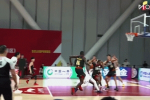 篮下禁飞区!深圳外援巴吉身后双手残暴钉板大帽里勒